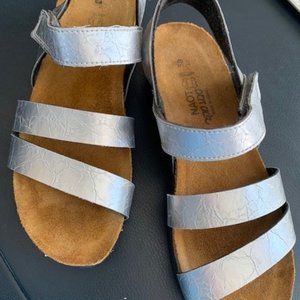 NWOT - Naot Kayla Sandals - Crinkle Silver Leather - Size 8